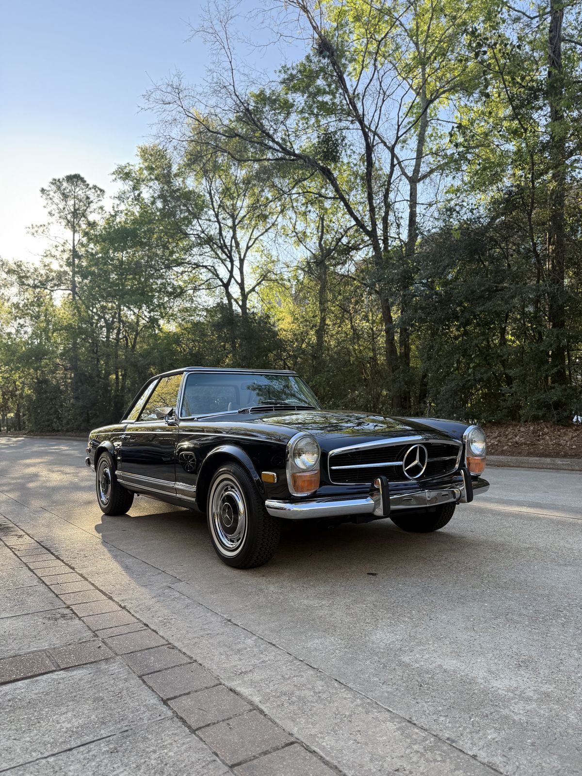 Black Mercedes-Benz 280SL Pagoda